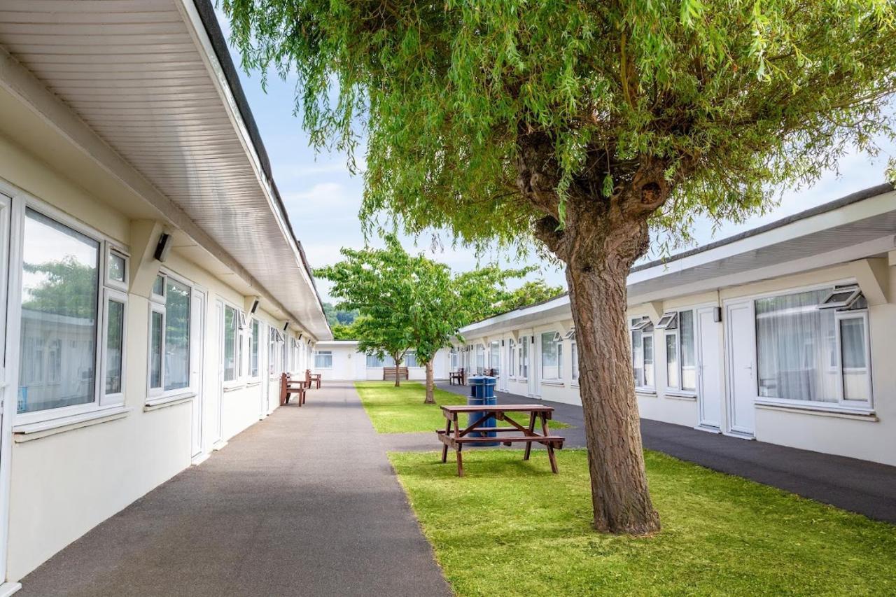 Sand Bay Holiday Village - Adults Only Weston-super-Mare Buitenkant foto